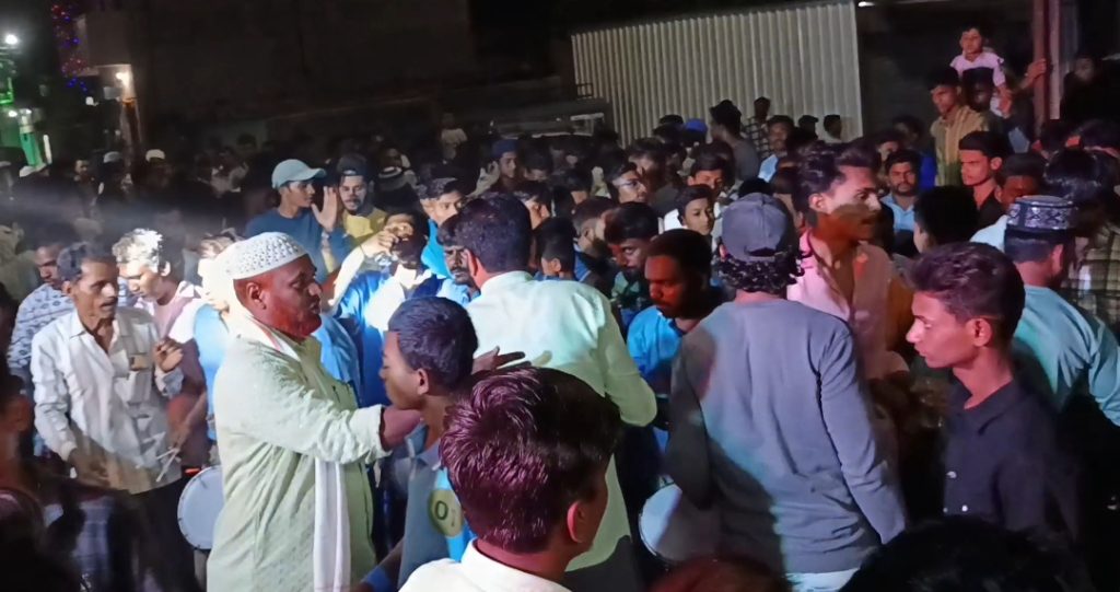 पारध बुद्रुक येथे डॉ. बाबासाहेब आंबेडकर जयंती मिरवणुकीत सहभागी बांधवांना चहा-पाणी देताना मुस्लिम बांधव