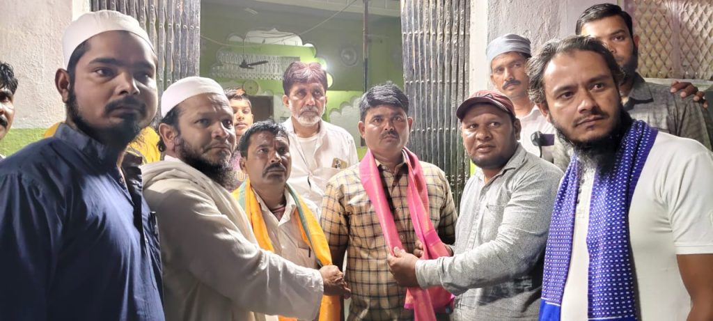 जयंती उत्सव समितीच्या पदाधिकाऱ्यांचा सत्कार करताना मुस्लिम समाजाचे नागरिक