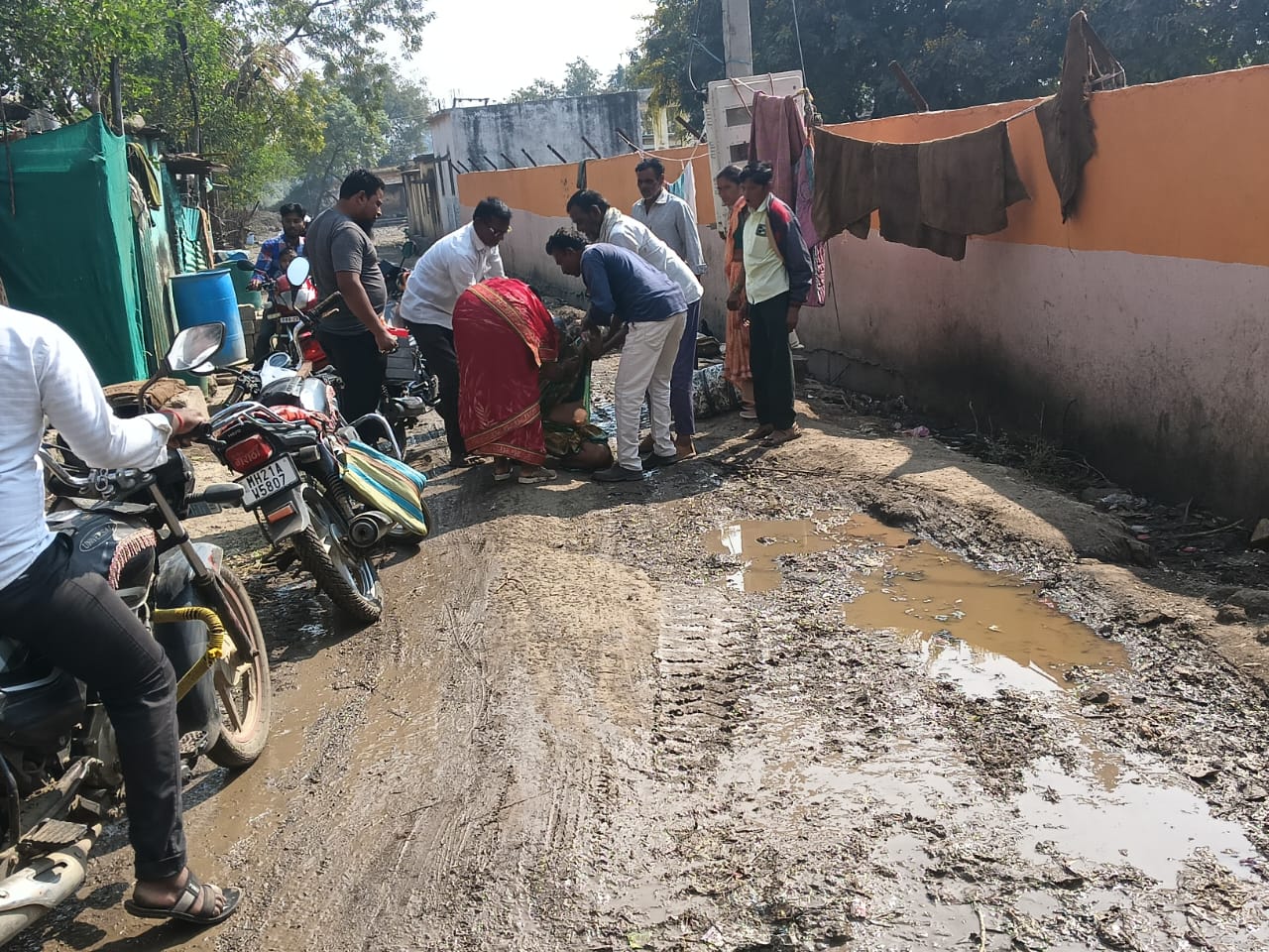 २० नोव्हेंबर २०२५ रोजी चिखलात अपघात झाल्यानंतर लोकांना मदत करतानाचा फोटो