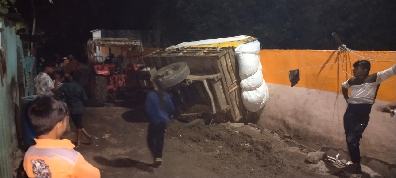 २३ ऑक्टोबर २०२५ रोजी ट्रॅक्टर पलटी झालेला फोटो