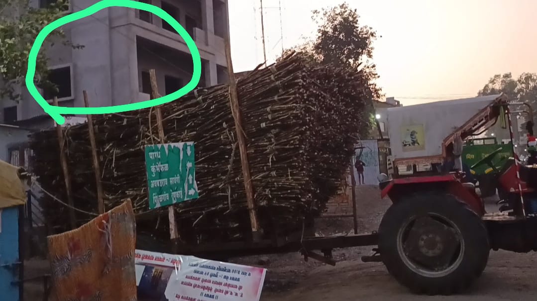 रस्त्यावरील जाताना विजेच्या तारा